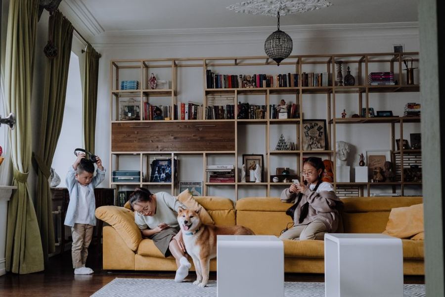 Famille dans son salon