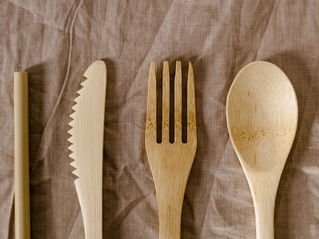 Couverts réutilisables : inox ou bambou, critères et sécurité