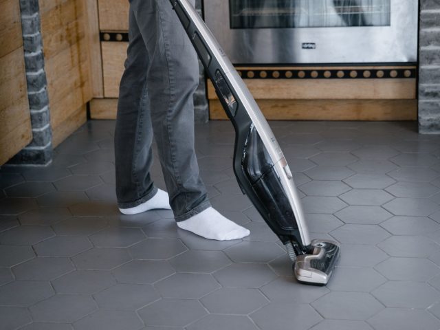 Dyson ou Philips : quel aspirateur sans fil choisir ?
