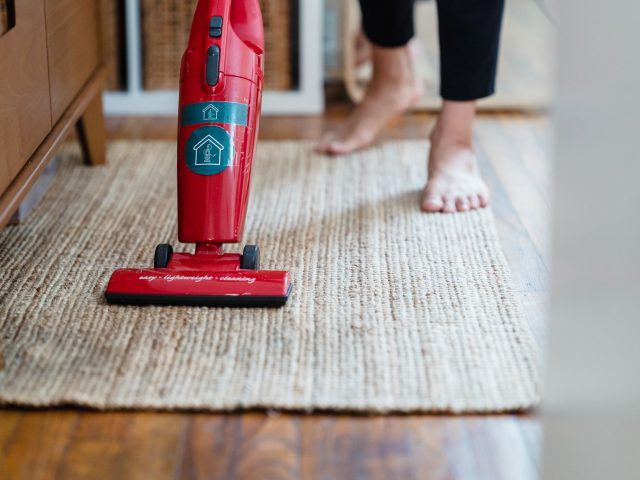 Shark ou Miele : quel aspirateur balai pour un usage quotidien ?