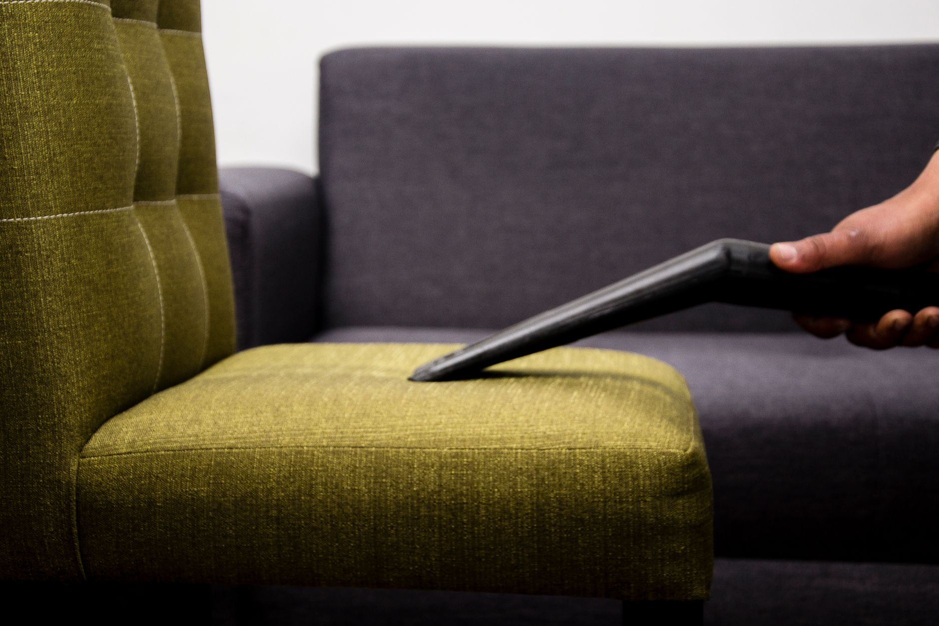 Utilisation d un aspirateur a main sur un fauteuil