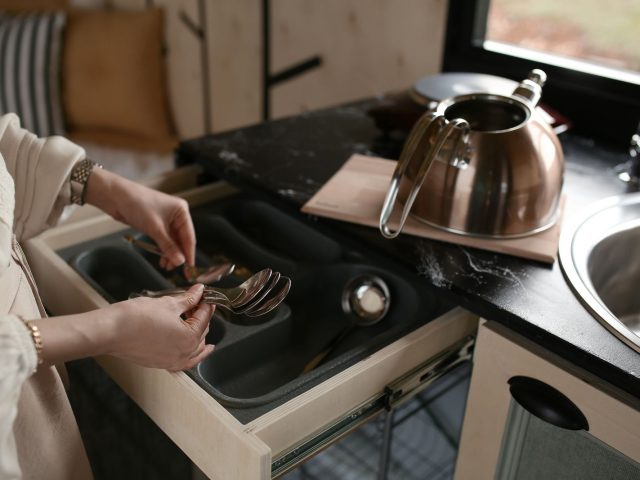 Rangements sous évier : optimiser l&rsquo;espace autour du siphon