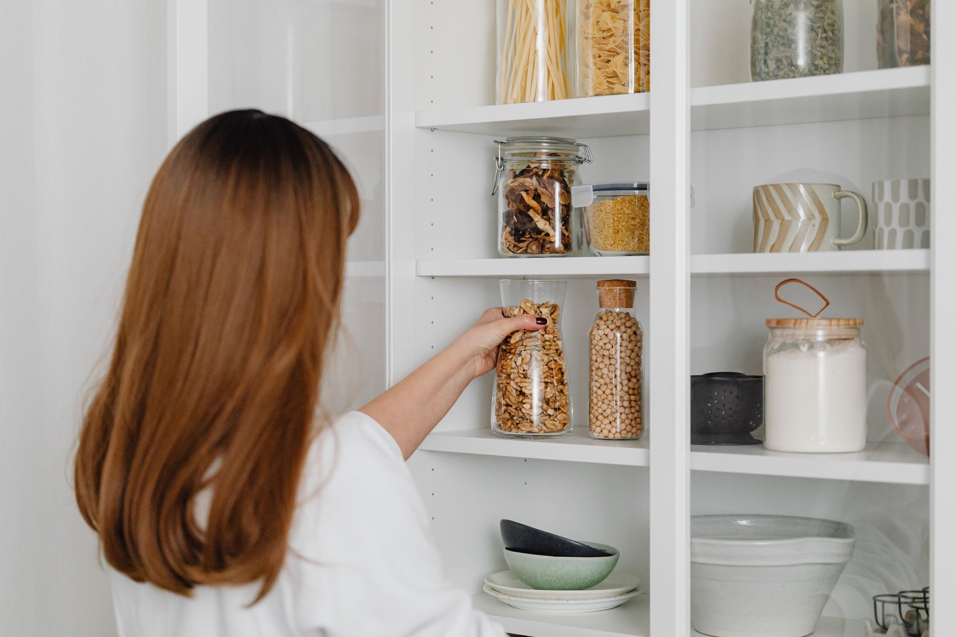 Optimiser le rangement d'un placard de cuisine