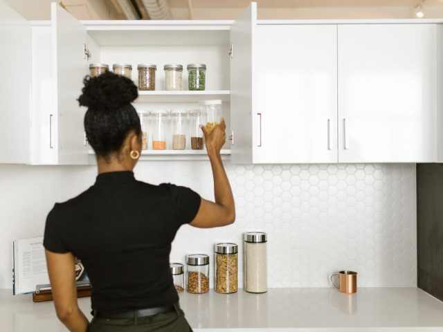 Organiser son placard de cuisine pour gagner de la place
