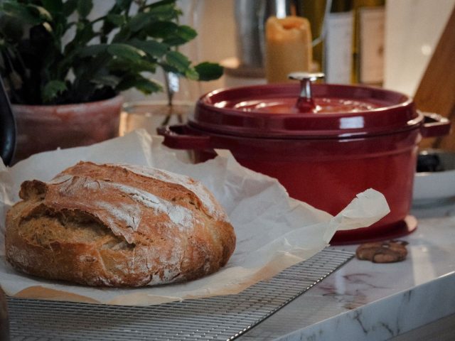Conserver les viennoiseries croustillantes: astuces économiques