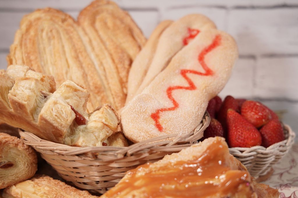 Conserver les viennoiseries croustillantes: astuces économiques