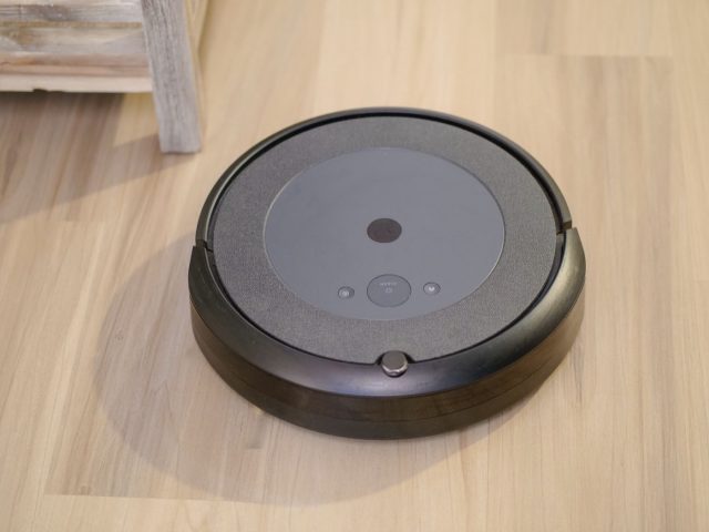 Roomba ou Roborock : quel robot pour un appartement ?