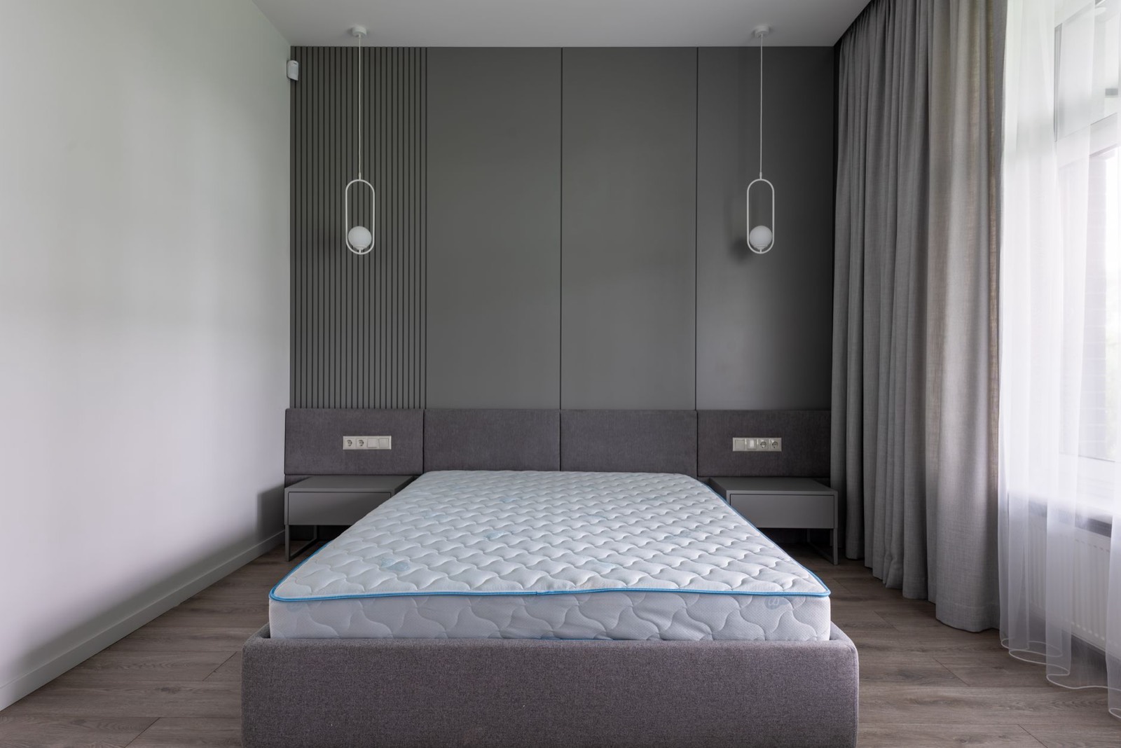 Matelas dans une chambre : la literie est le premier endroit inspecté contre les punaises de lit