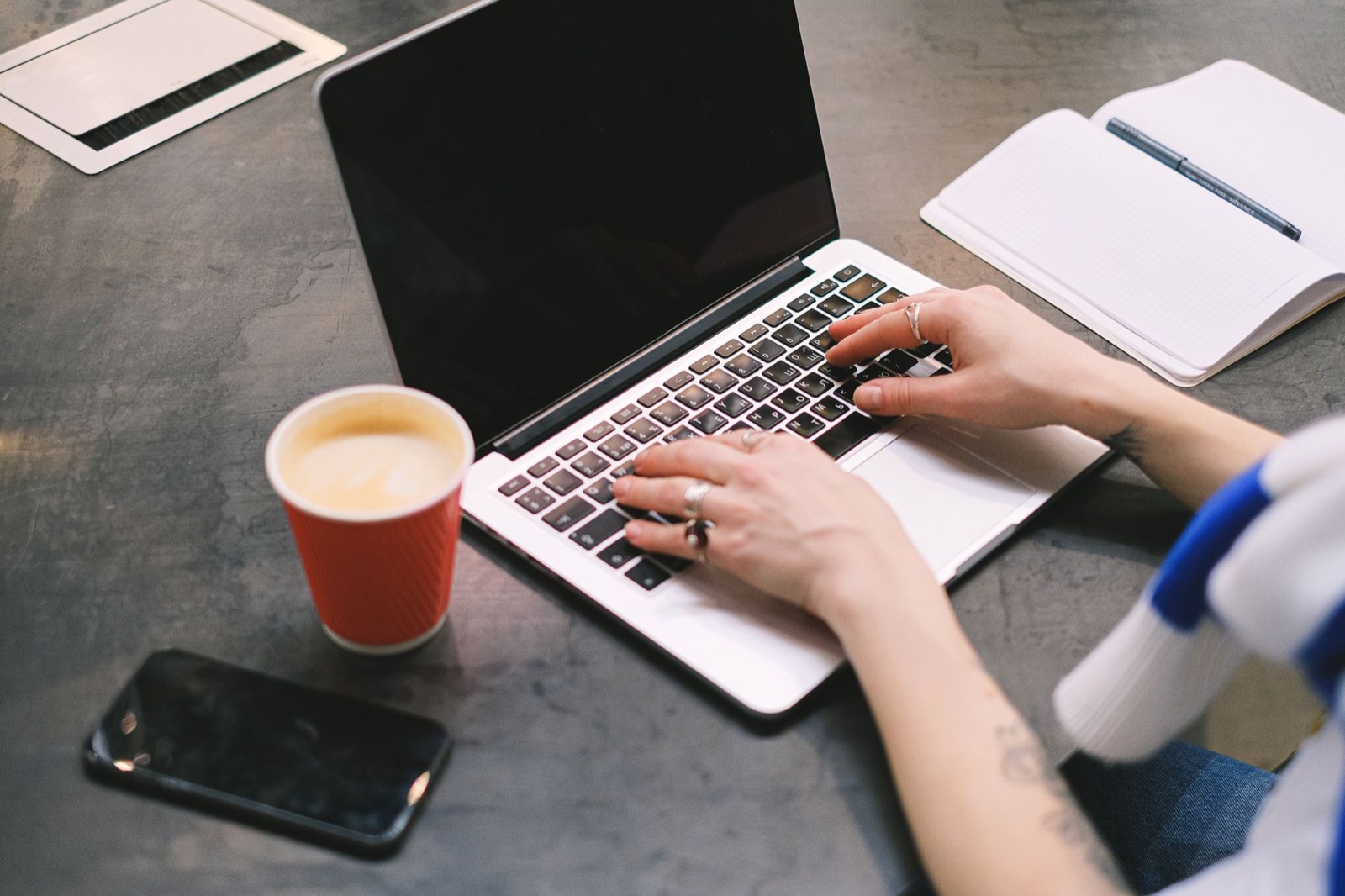 Femme freelance qui travaille sur son ordinateur avec une tasse de café