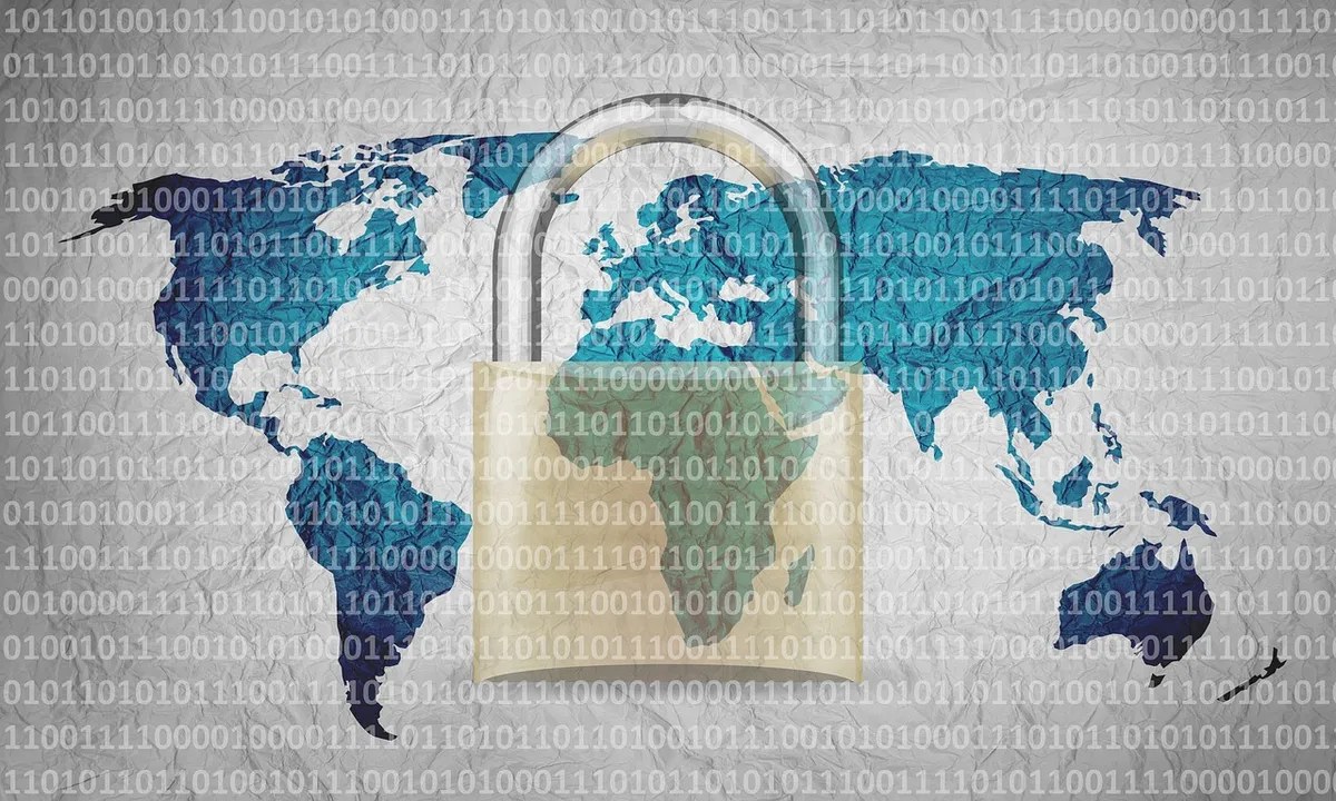 Carte du monde stylisée en binaire protégée par un cadenas géant